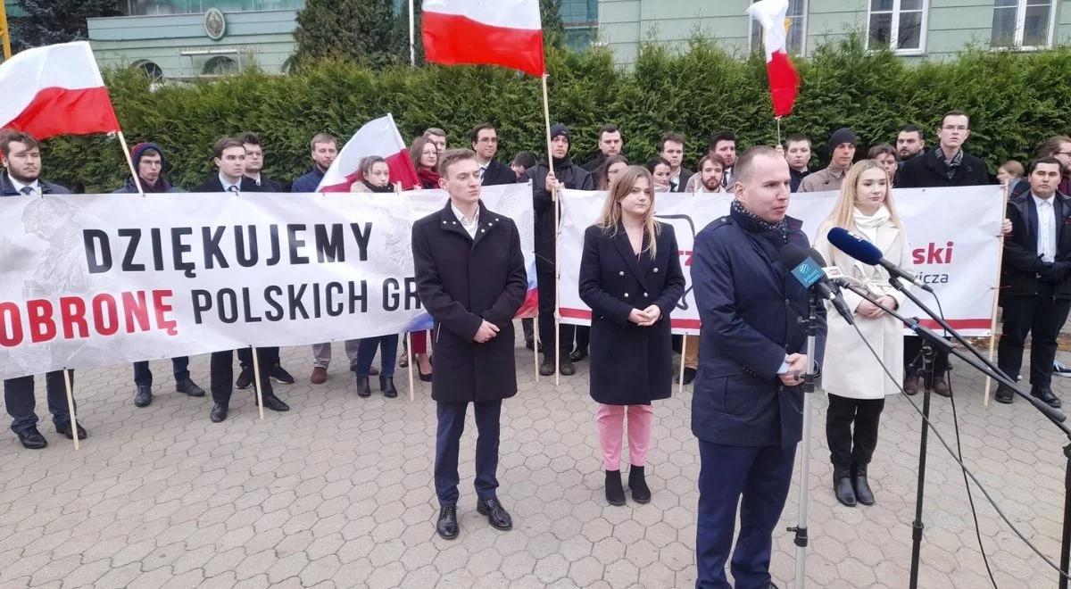 Poparcie dla służb pracujących przy granicy z Białorusią. Manifestacja przed siedzibą Straży Granicznej