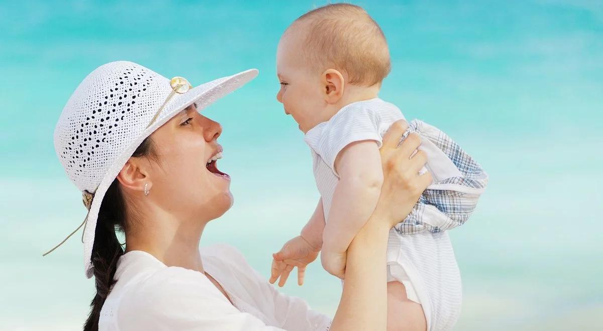 Wicepremier Szydło o udogodnieniach dla matek. Wśród nich darmowe leki dla kobiet w ciąży i dodatkowy urlop wychowawczy. "Nazwijmy je mama plus" 