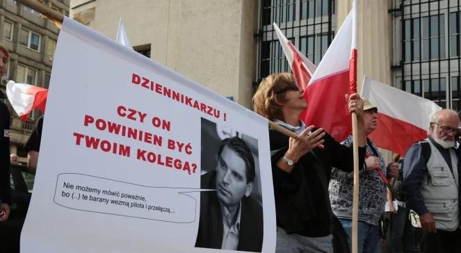 Zablokowali siedzibę TVP. "Dość kłamstw i manipulacji"