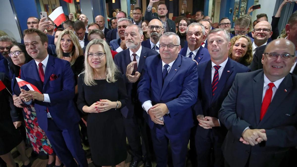 "Zapowiada się historyczny wieczór, pełna mobilizacja". Rzecznik PiS o wieczorze wyborczym przy Nowogrodzkiej