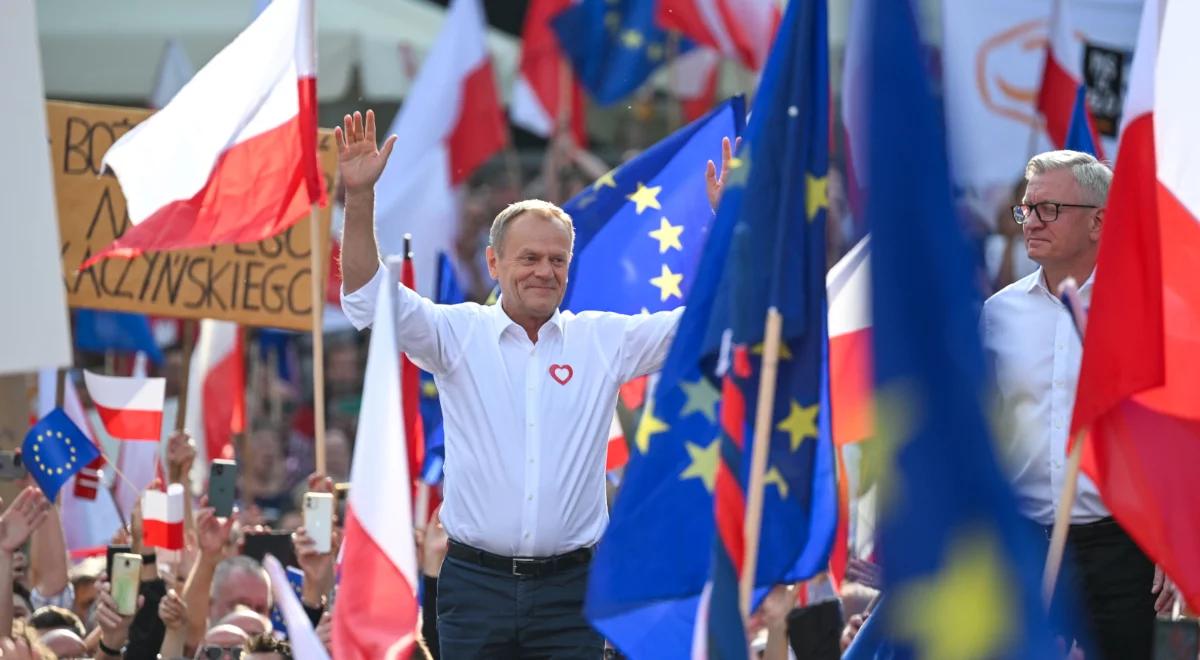 Skandaliczny transparent na wiecu Tuska. Wiceminister sprawiedliwości: to rynsztok. Powinien się od tego odciąć