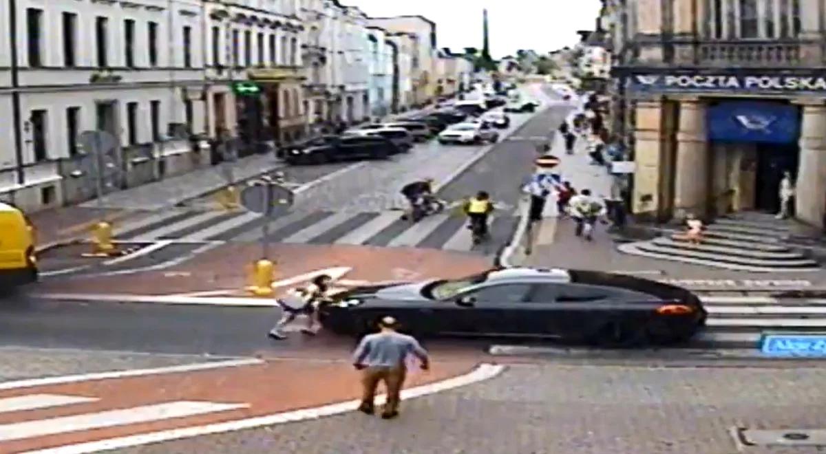Leszno: kierowca uderzył kobietę, a później usiłować ją przejechać
