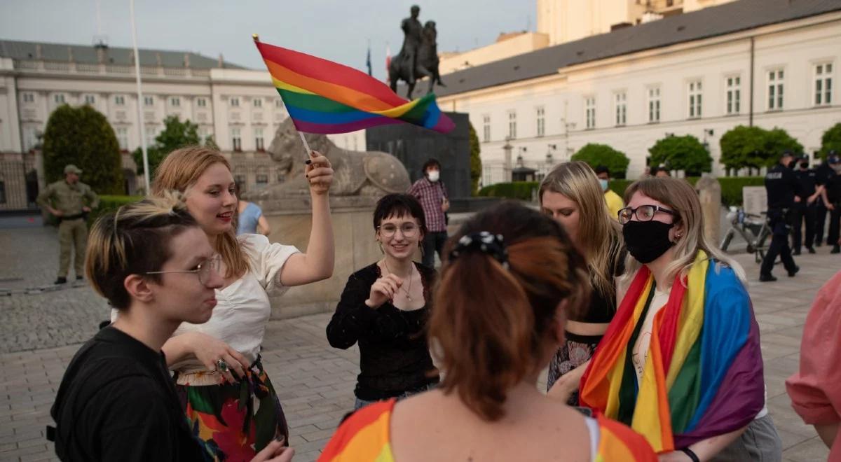 "Chocholi taniec". Publicysta o "tęczowym disco" przed Pałacem Prezydenckim