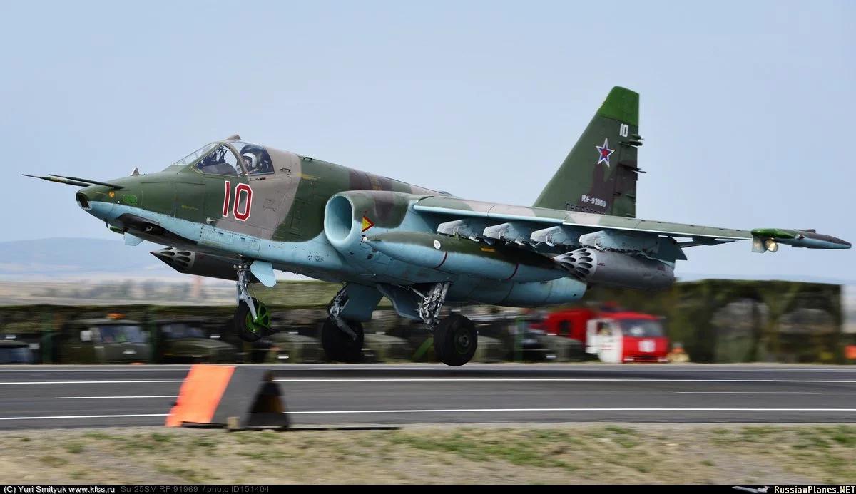 Rosyjski Su-25 zestrzelony. "Będą nadal spadać"