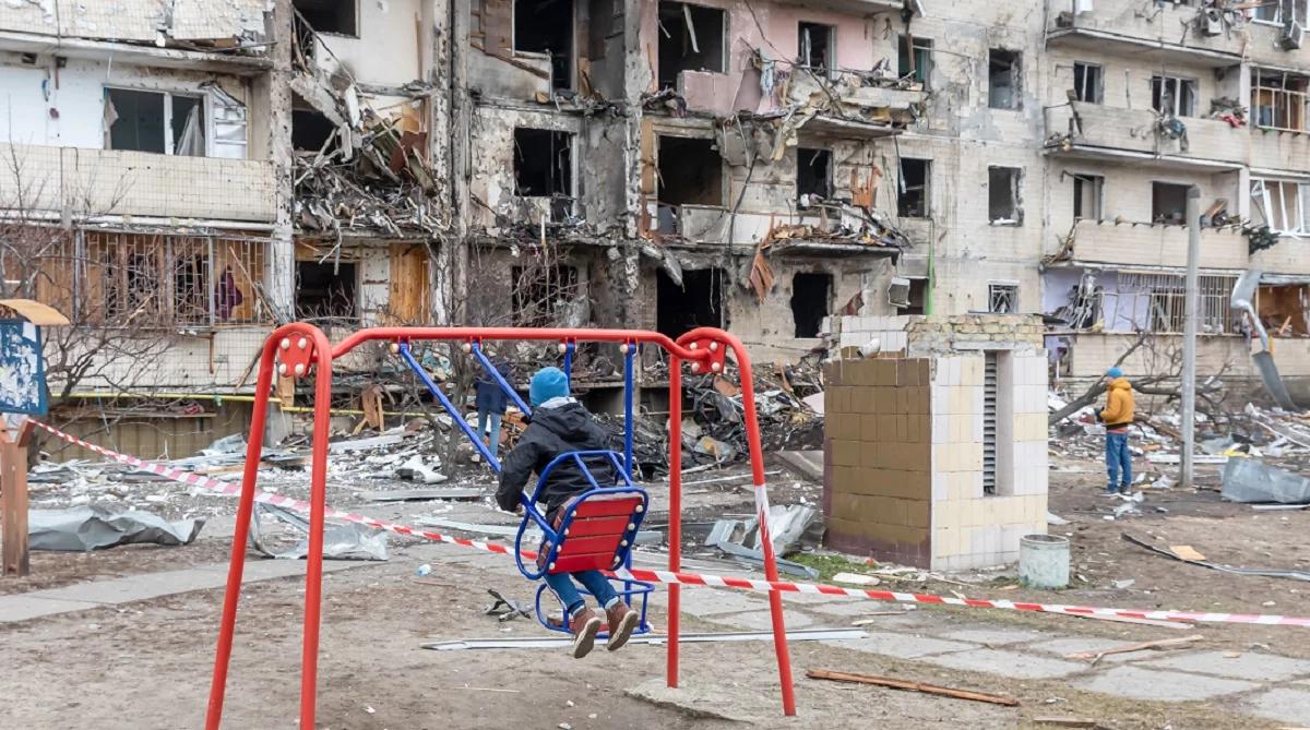 Tragiczny los ukraińskich dzieci. Są przez Rosjan zabijane, porywane i szkolone do walk