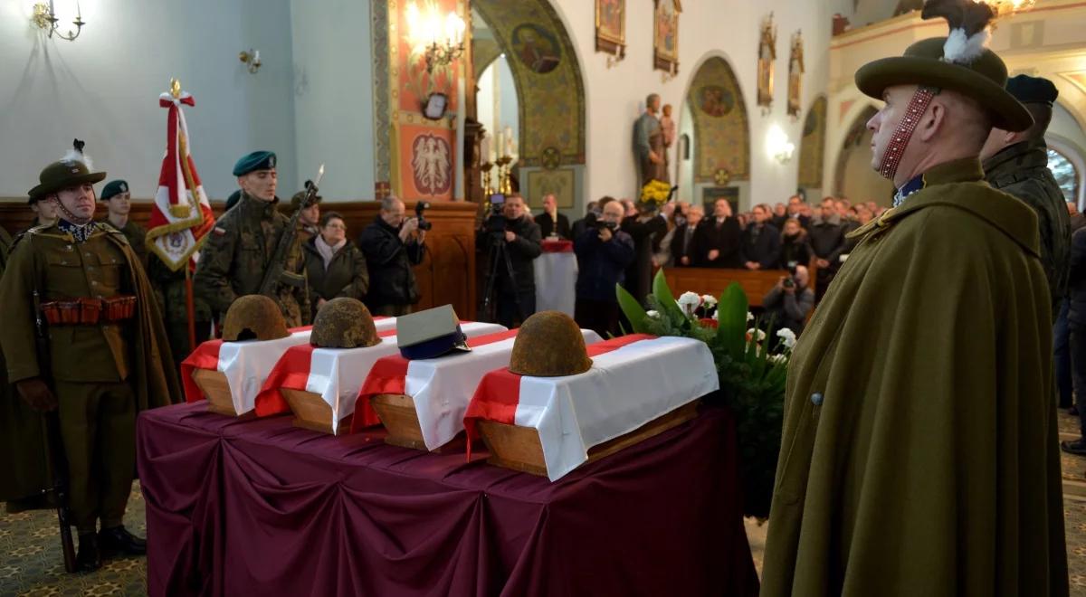 Ponowny pogrzeb polskich żołnierzy. "Wasza ofiara nie poszła na marne"