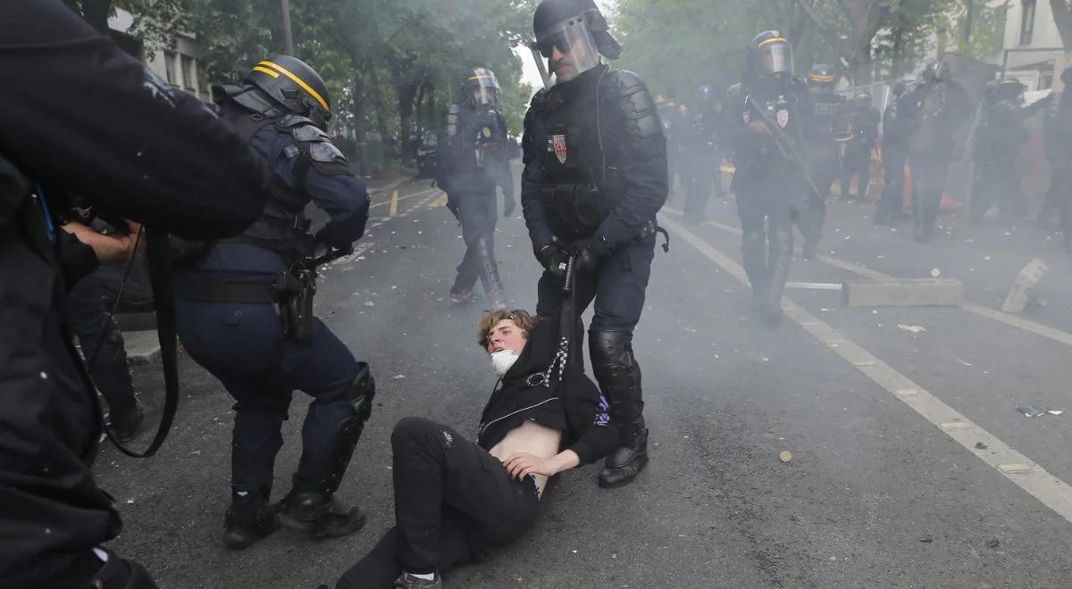 Zdemolowane ulice, spalone samochody i setki rannych policjantów. Francja liczy straty po pierwszomajowych protestach