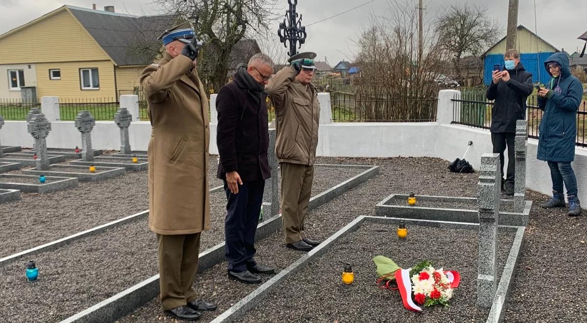 Objazd polskich miejsc pamięci na Białorusi. Znicze na cmentarzu ofiar wojny polsko-bolszewickiej w Dołhinowie