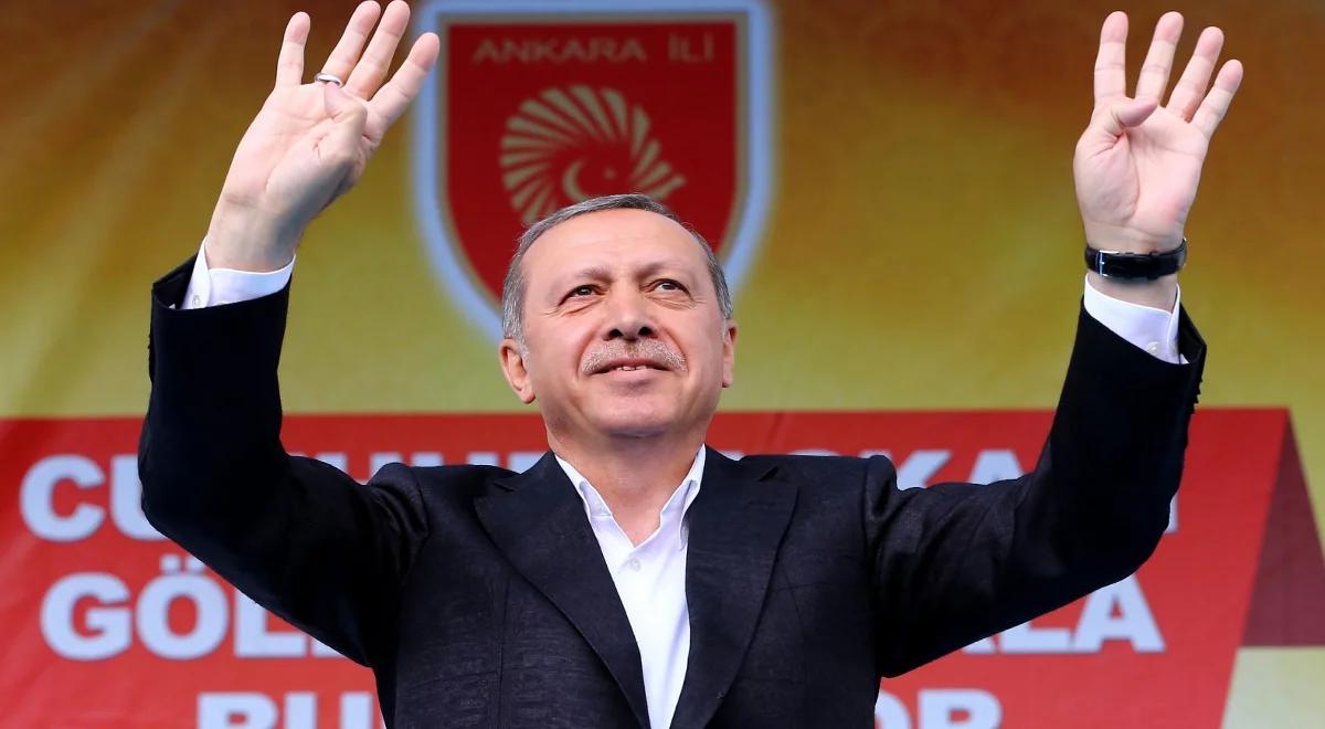  Erdogan wzbudza skrajne emocje. Za co Turcy go kochają, za co nienawidzą?  (reportaż)