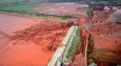 Greenpeace: szlam nadal jest groźny