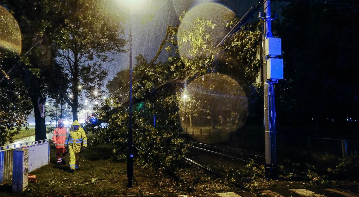 Burze w Polsce: kilkaset interwencji strażaków. Tysiące osób bez prądu