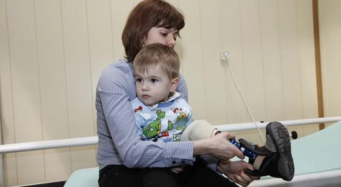 Dwulatek będzie chodził dzięki specjalnej protezie