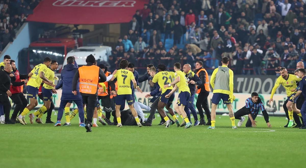 Bójka na murawie po meczu Fenerbahce. Chuligani zaatakowali piłkarzy, ci nie pozostali dłużni [WIDEO]