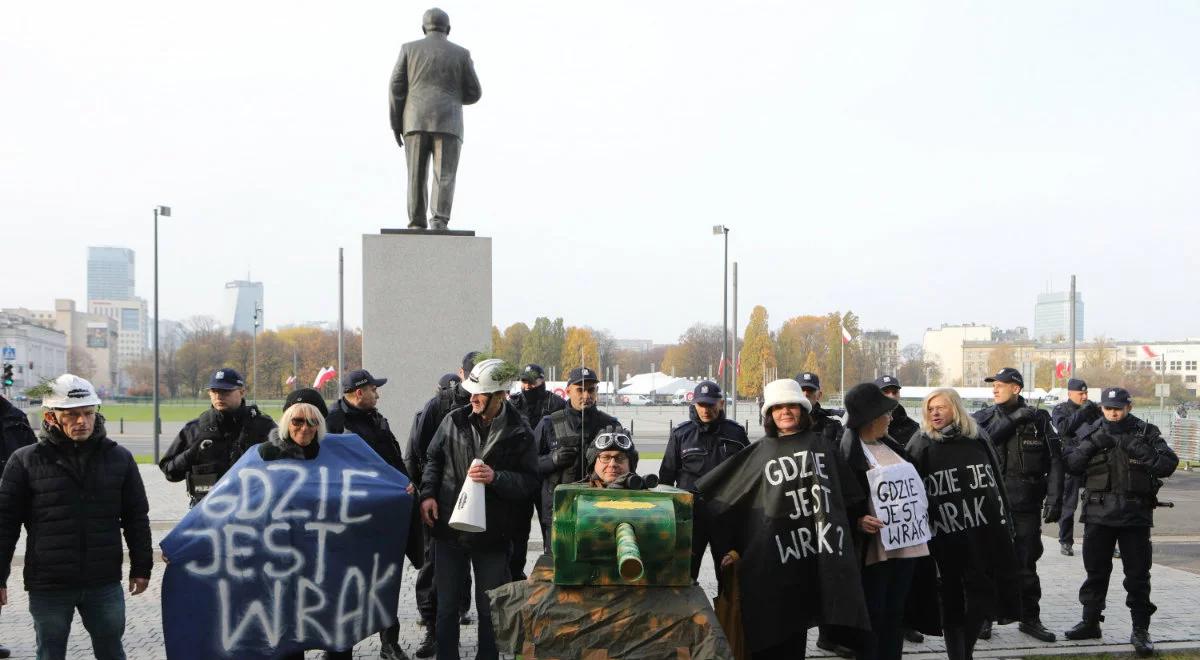 Warszawa: skandaliczny happening pod pomnikiem Lecha Kaczyńskiego