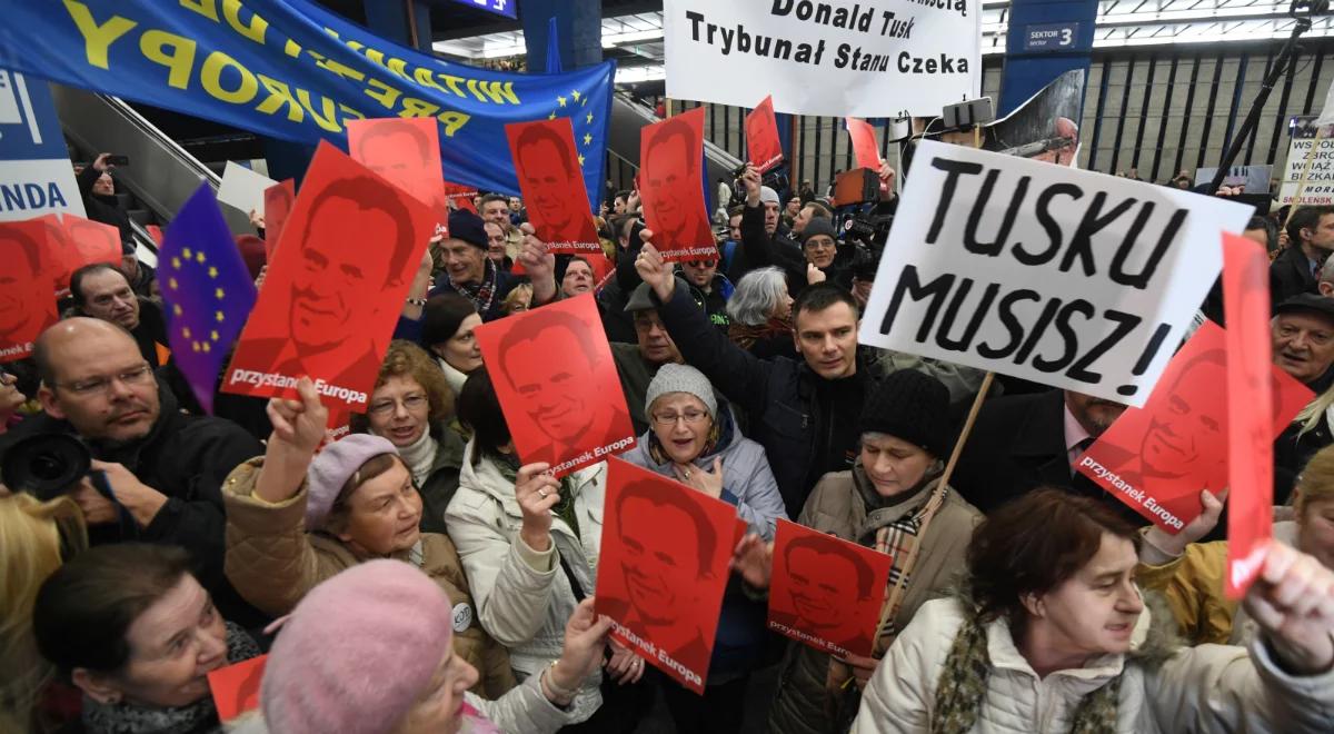 Donald Tusk w Warszawie. Tłumy zwolenników i przeciwników na Dworcu Centralnym
