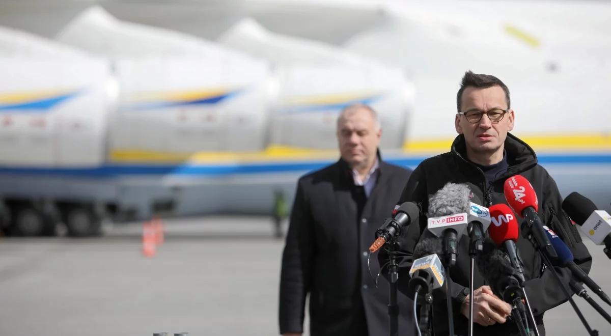 Największy samolot świata wylądował w Warszawie. Premier: bezprecedensowy transport