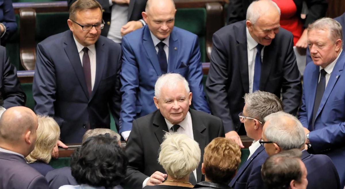 "Stabilny układ preferencji partyjnych". PiS wciąż na czele sondażu poparcia