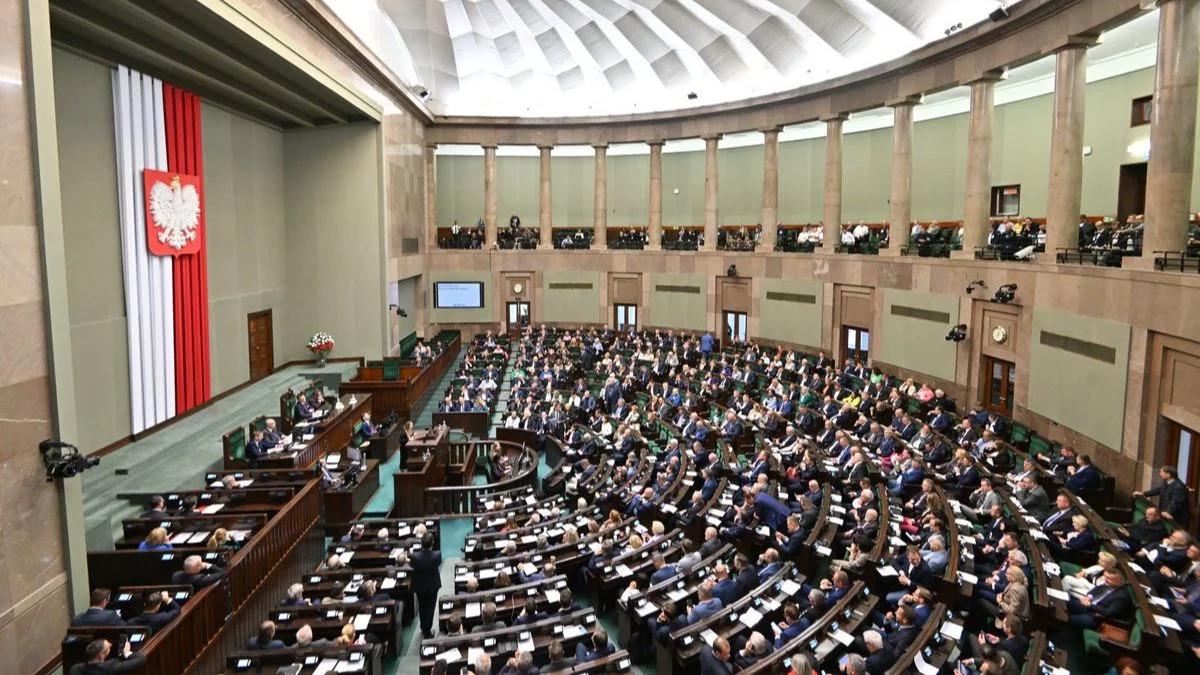 PiS na czele, partia Brauna z największym wzrostem poparcia. Nowy sondaż