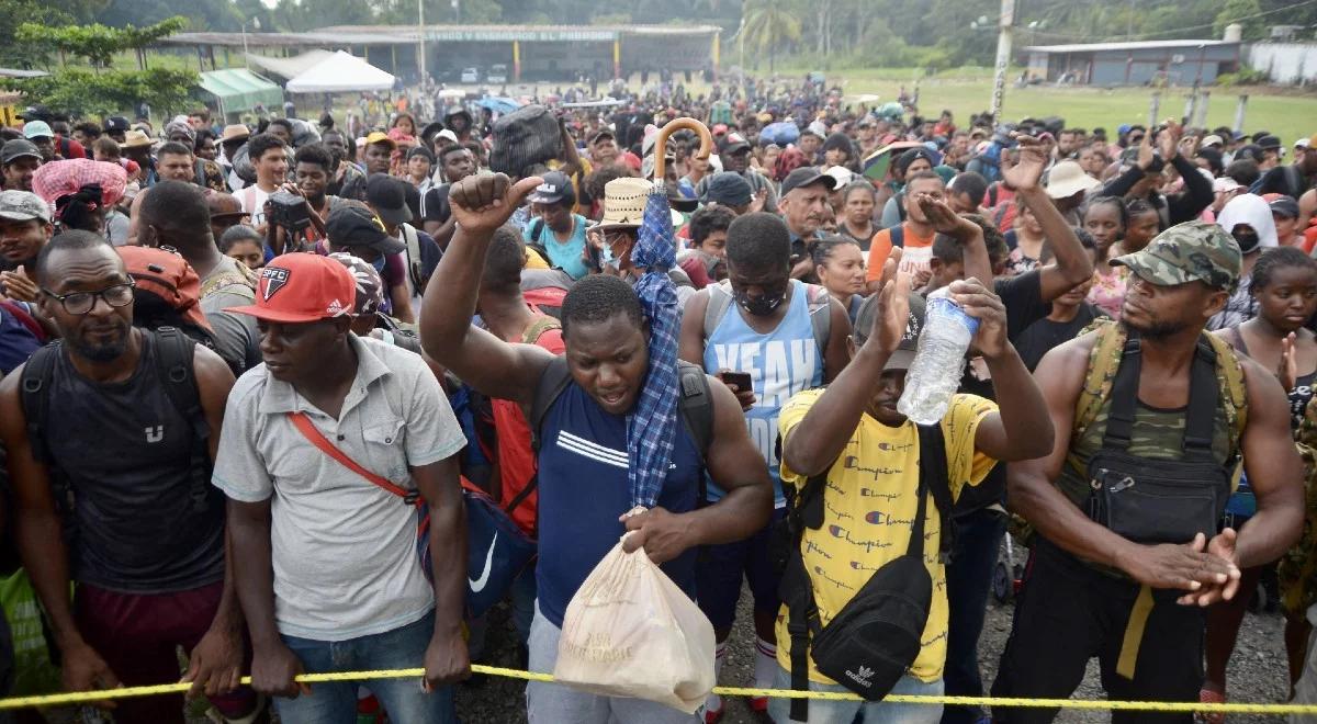Meksyk: tłum migrantów oczekuje na wjazd do USA. Każdego dnia grupa powiększa się o kilka tysięcy