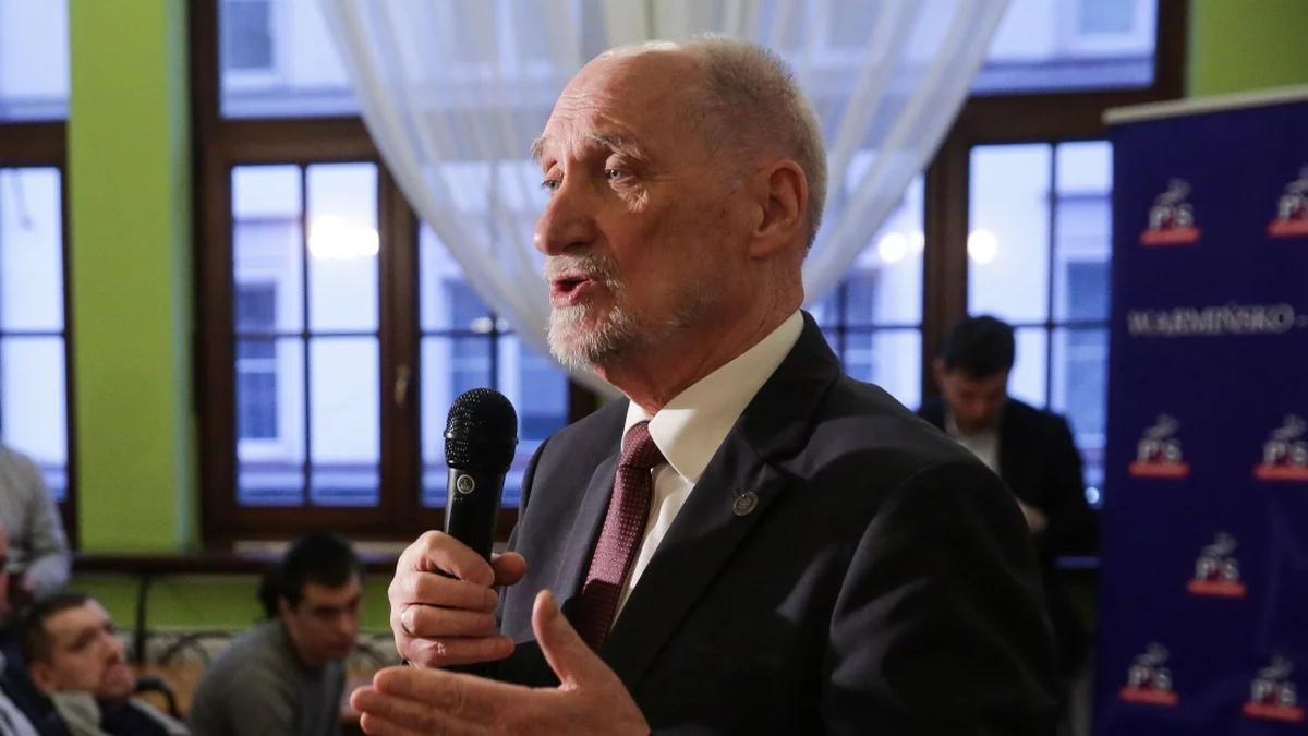 "Atak na polskość musi być poprzedzony tym, żeby Polaków skłócić i osłabić". Macierewicz o oczernianiu papieża