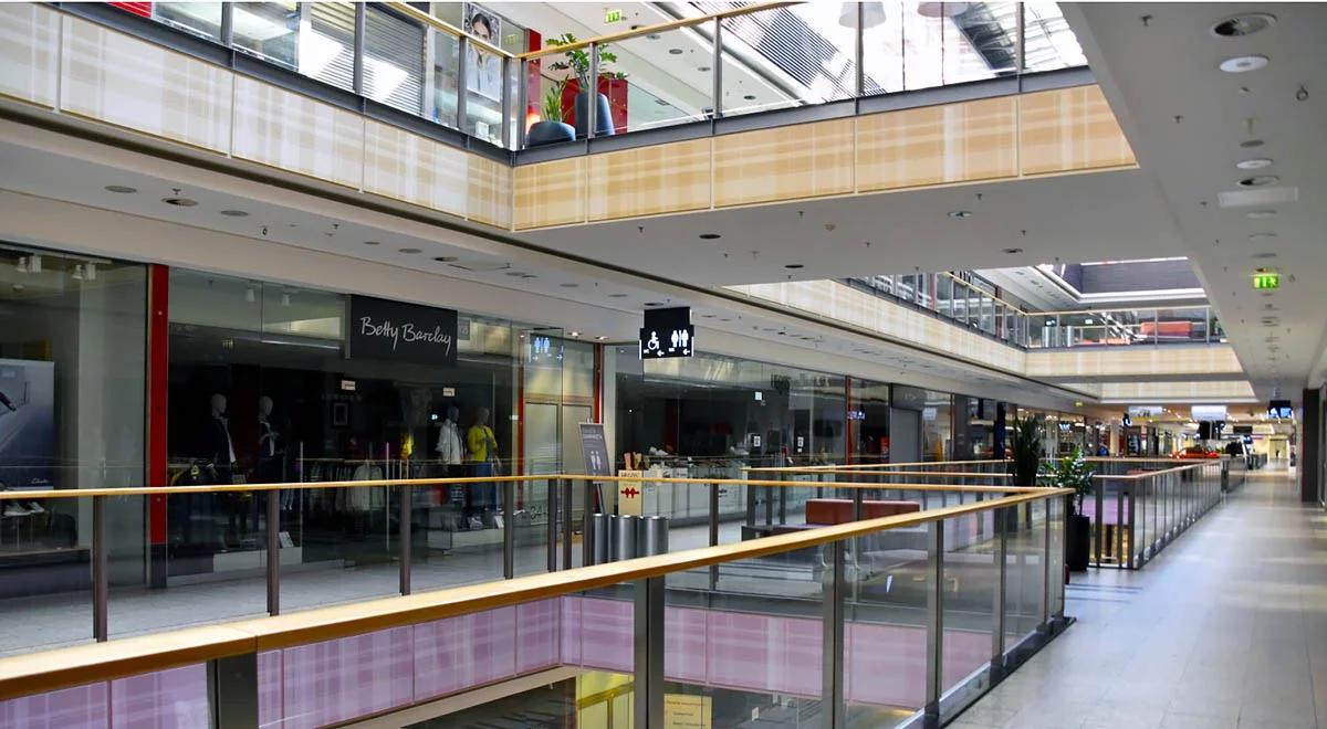 Koronawirus odstrasza kupujących. Klientów w centrach handlowych mniej o 20 proc. 