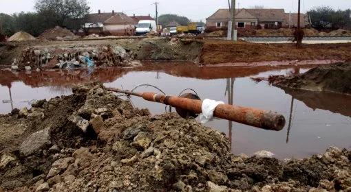 Węgry: Czerwony szlam wciąż się wylewa. "Ludzie zagrożeni"
