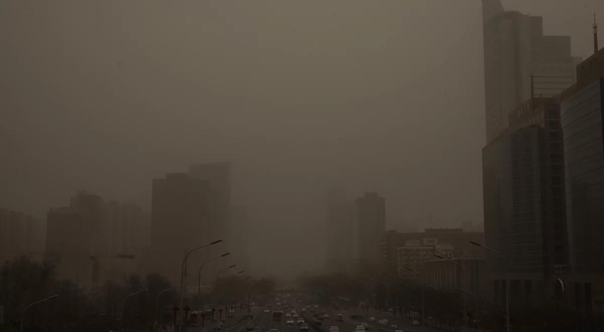 Największa burza piaskowa od 10 lat. Pekin w tumanach brunatnego pyłu 