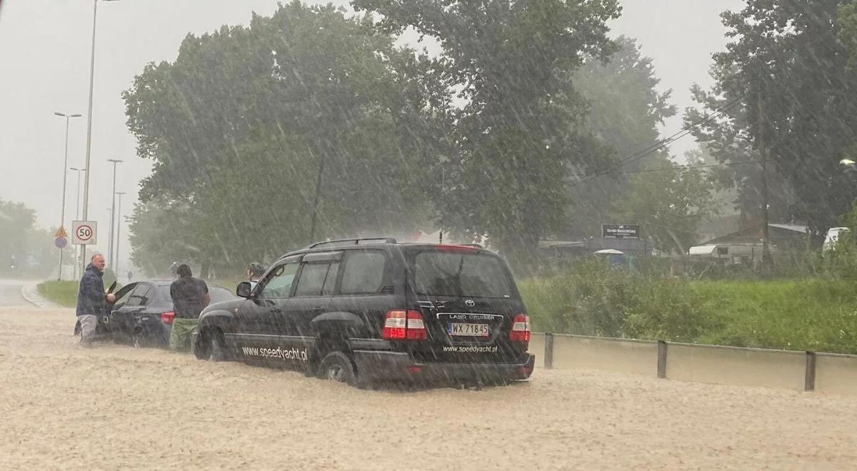 Półgodzinna ulewa sparaliżowała Warszawę. Zalany Dworzec Centralny, zamknięta stacja metra