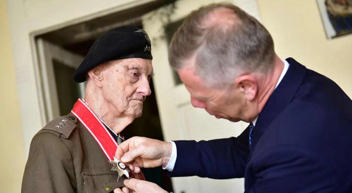 95-letni kpt. Andrzej Kostrzewski odznaczony Orderem Odrodzenia Polski. Uroczystość odbyła się w jego mieszkaniu 