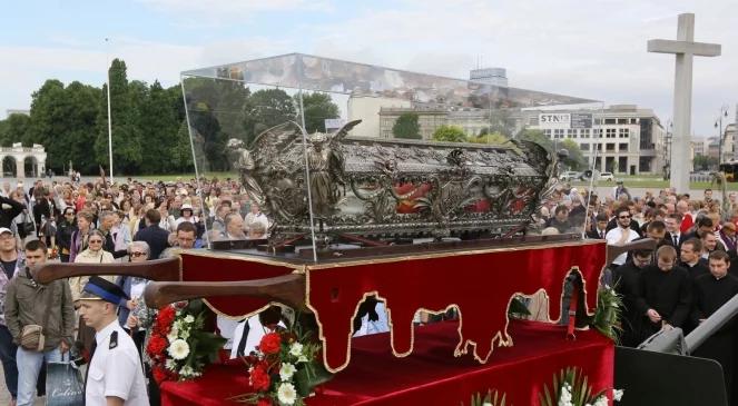 Kilka tysięcy ludzi w procesji na ulicach Warszawy
