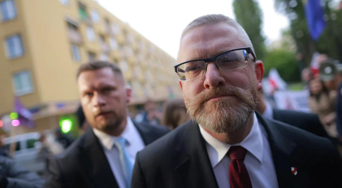 Grzegorz Braun zeznawał w prokuraturze. W tle nie tylko incydent z gaśnicą
