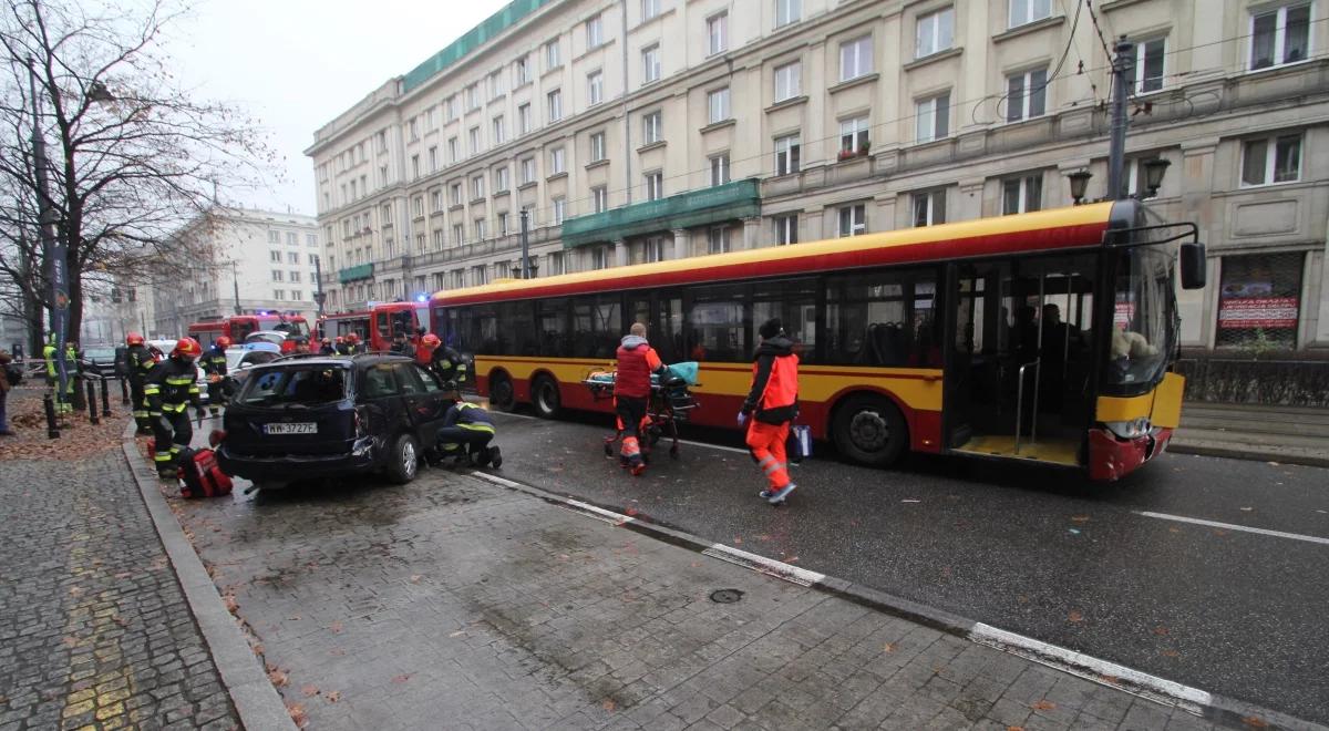 Wypadek autobusu z "osobówką". Pokaz ku przestrodze