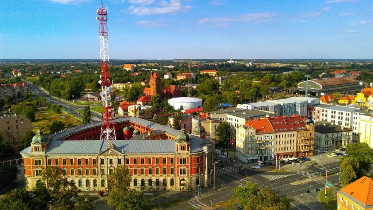 Tragedia w Legnicy: uczeń walczy o życie, nauczyciel usłyszał zarzuty