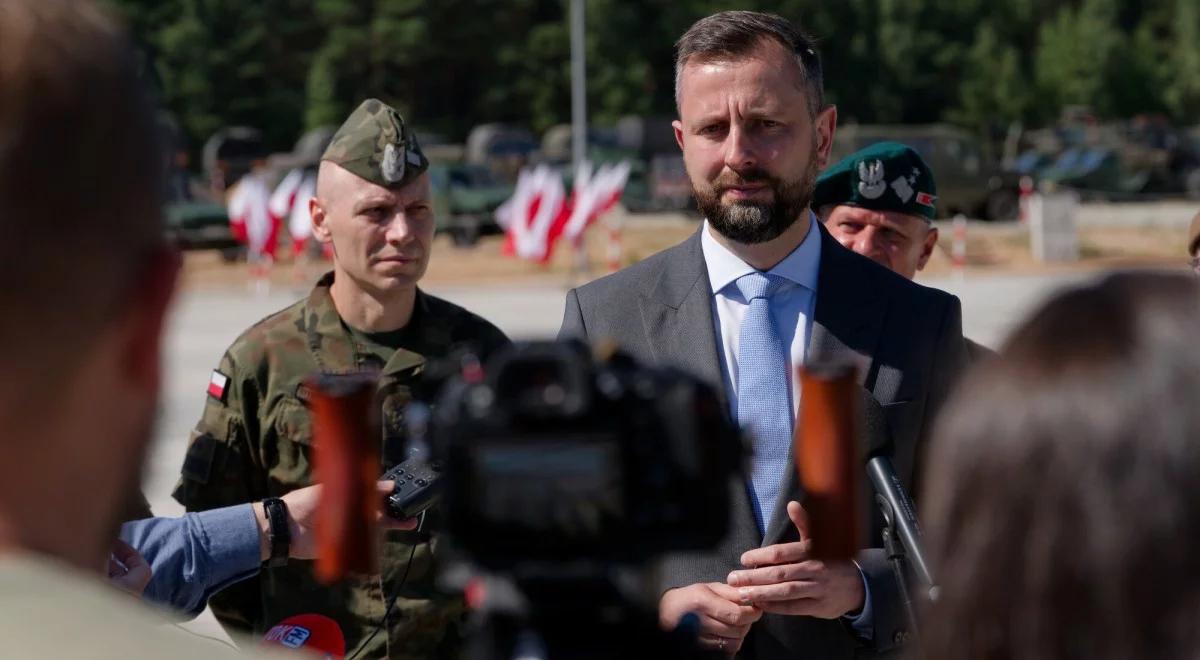 Atak migrantów na polskich żołnierzy. Szef MON ujawnia szczegóły