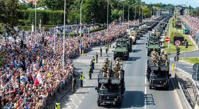 Defilada z okazji Święta Wojska Polskiego. "To okazja, aby zobaczyć najnowocześniejszy sprzęt na wyposażeniu armii"