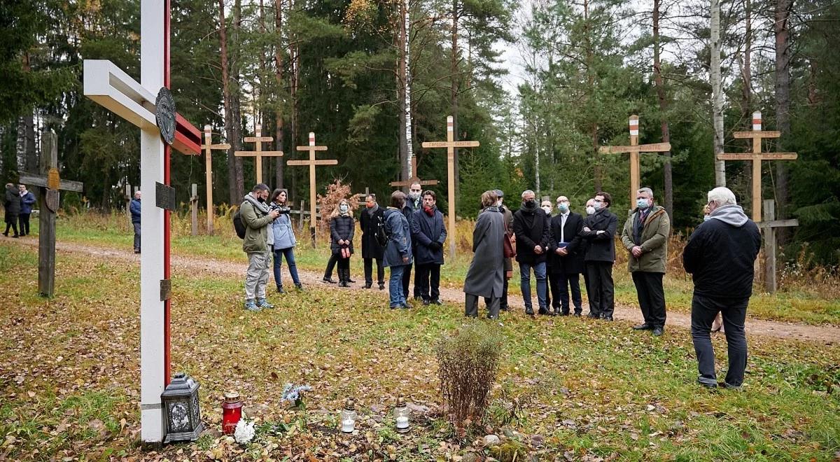 Polscy dyplomaci na Białorusi oddają cześć zmarłym tam Polakom. Dziś znicze zapłonęły w Mińsku