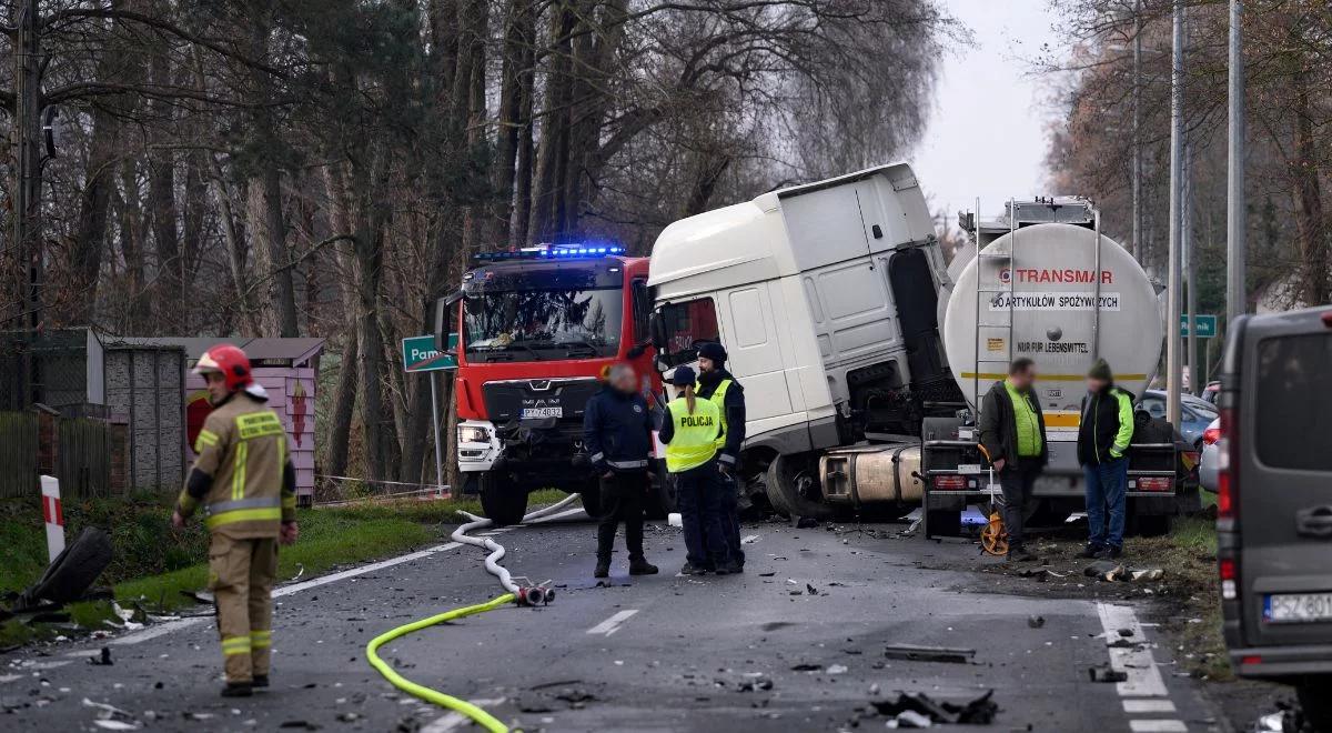 Tragiczny wypadek pod Szamotułami. Samochód zderzył się z cysterną, są ofiary