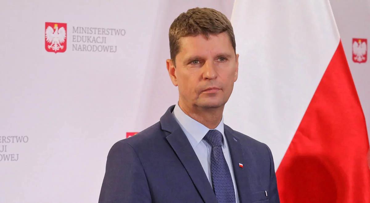 Szef MEN: transport zbiorowy będzie możliwy na koloniach. Trwają prace nad regulacjami