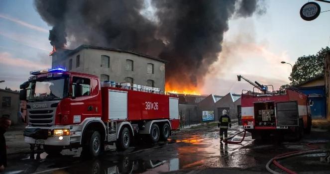 Dolnośląskie: wielki pożar hali w Bielawie