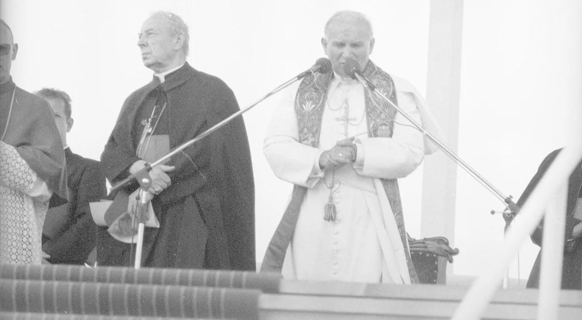 Ataki na Jana Pawła II. Abp Ryś: walka z Kościołem to nie tylko czasy stalinowskie