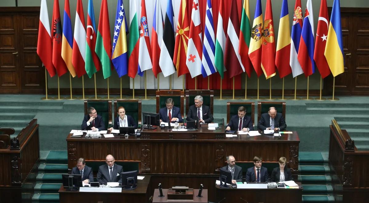 "Parlamenty narodowe powinny angażować się w politykę międzynarodową"