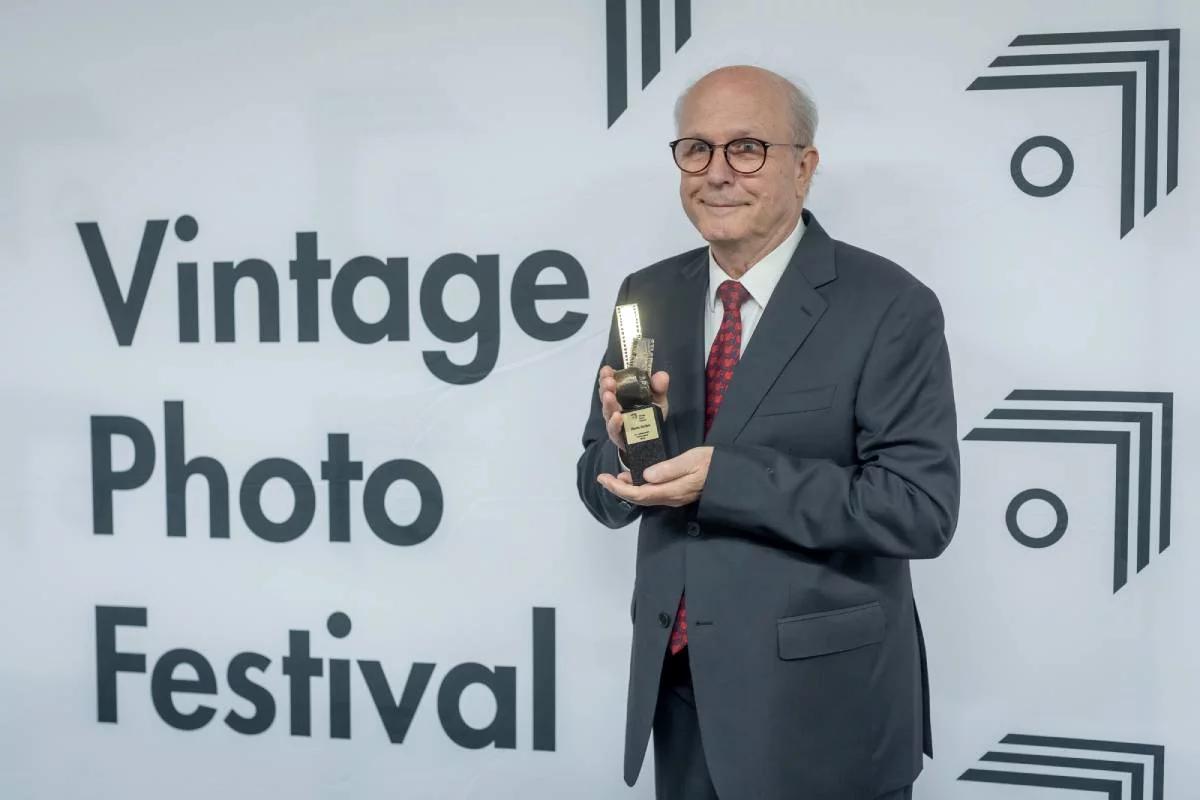 Tomasz Tomaszewski ze "Złotą rolką" na Vintage Photo Festival