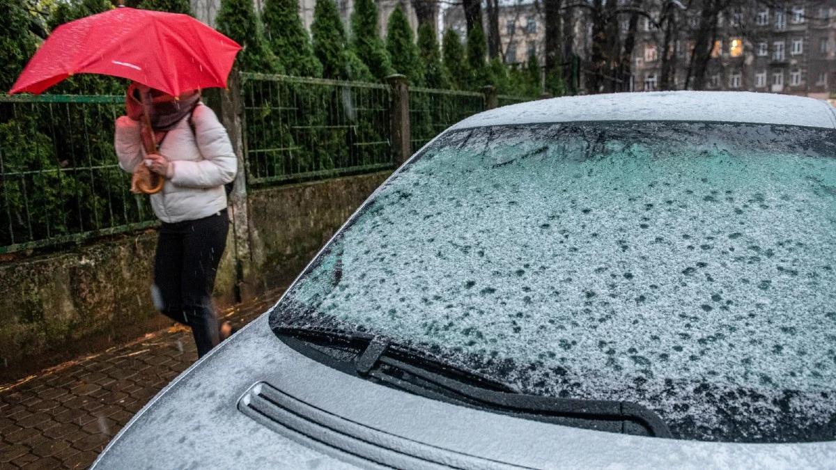 Uwaga kierowcy i piesi! Oblodzenie i dalsze opady, IMGW wydał ostrzeżenie