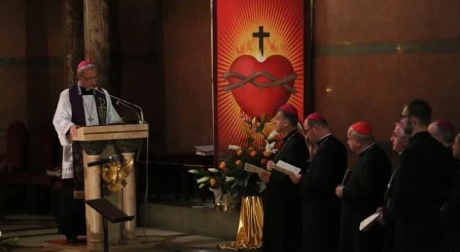 Polscy biskupi przepraszają za grzech pedofilii 