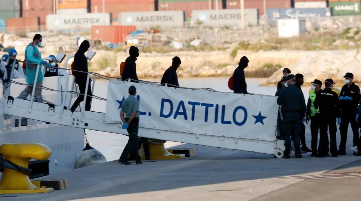 Włoski okręt z migrantami z "Aquariusa" zawinął do Walencji. Na pokładzie 274 osoby