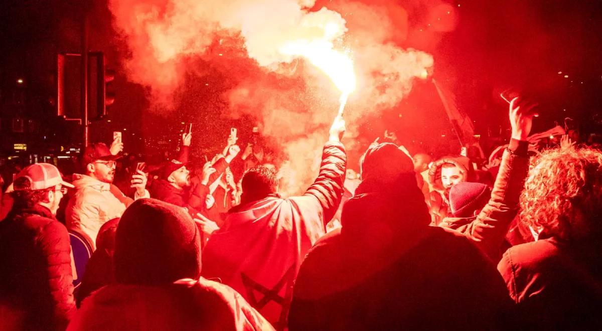 Holandia: zamieszki po meczu Maroko - Hiszpania. Marokańczycy wskakiwali na samochody, rzucali racami w tramwaje