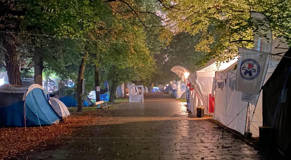 "Jesteśmy oburzeni, że płaci się za uczestnictwo w proteście". Strajkujący mają dostawać 75 zł za godzinę