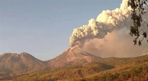 Z powodu erupcji wulkanu Lewot...