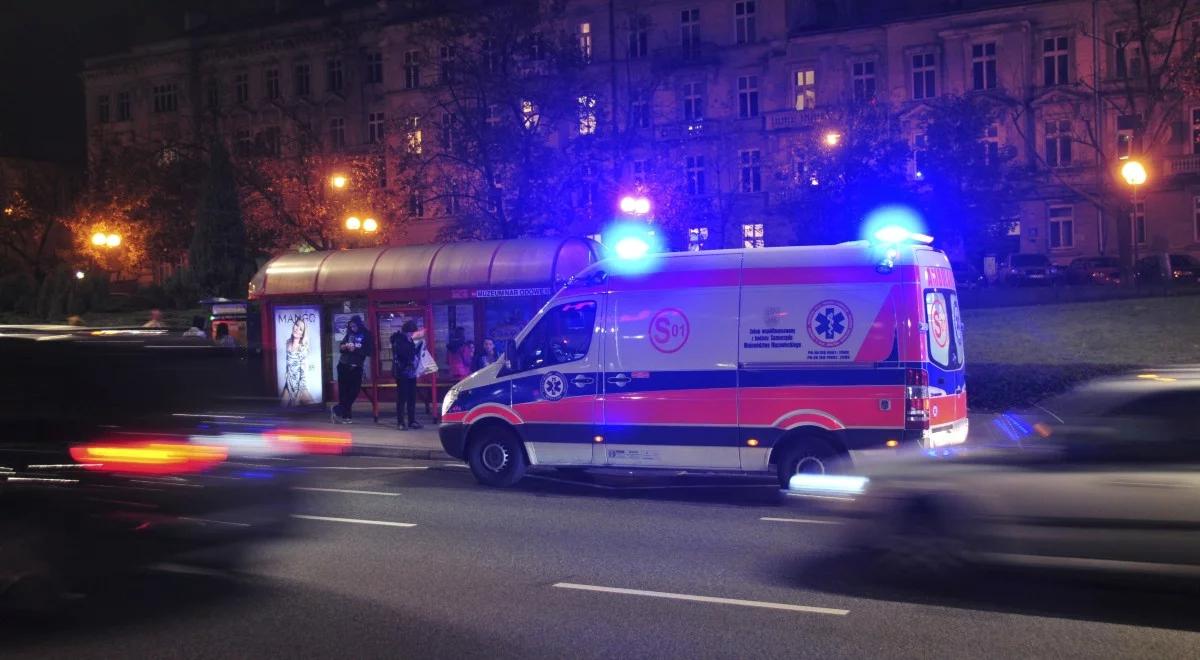 Warszawa: samochód spadł ze skarpy na Alejach Jerozolimskich. Dwie osoby ranne