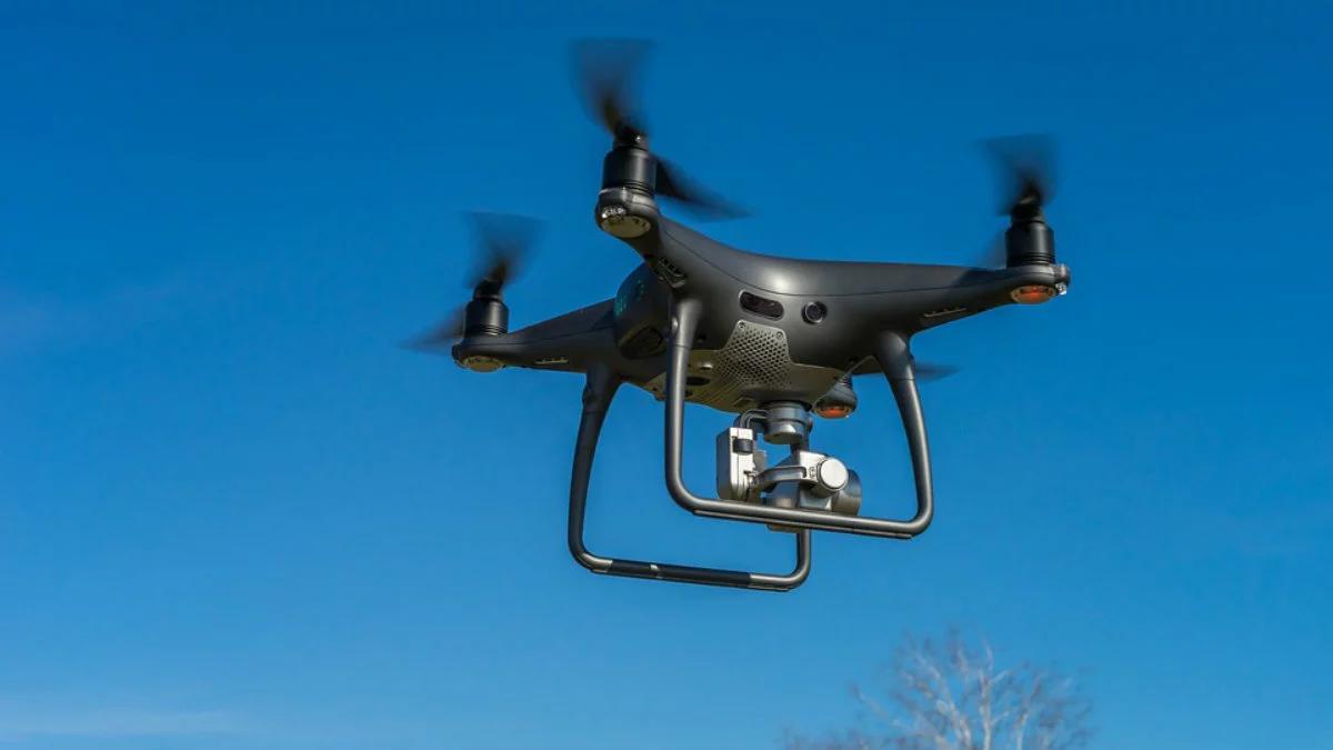 Włochy: niezwykła próba przemytu. Dron z telefonami i narkotykami